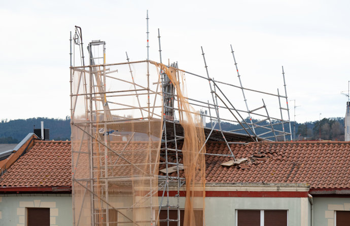 El viento desplaza un andamio de la fachada de un edificio en la calle Landaburu, en Barakaldo, Bizkaia.
