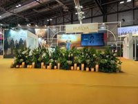 El stand de Huelva en Fitur, sin actividad, se llena de flores y velas en memoria de las víctimas