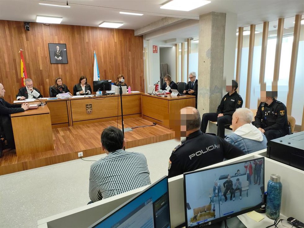 Archivo - Los dos supuestos autores del atraco, ante la sección quinta de la Audiencia Provincial de Pontevedra.