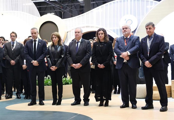 El ministro de Industria y Turismo, Jordi Hereu,durante un minuto de silencio por las víctimas del accidente. 