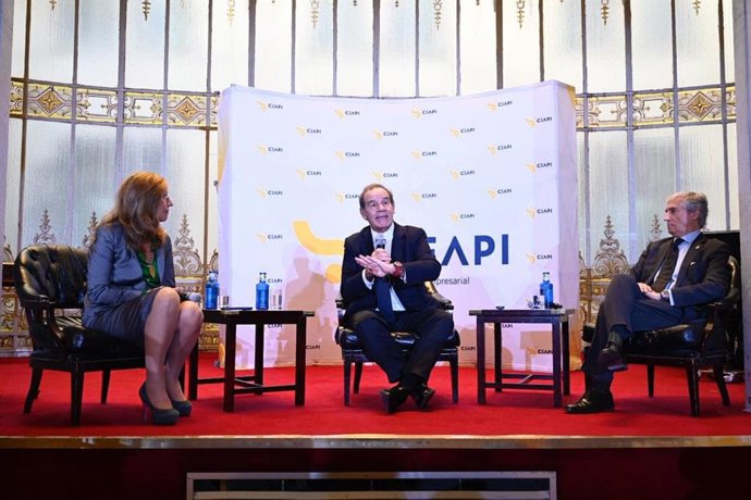 (De izq. a dcha.) La presidenta de CEAPI, Núria Vilanova; el Secretario General Iberoamericano, Andrés Allamand, y el Director General de CEAPI, Jordi Gutiérrez