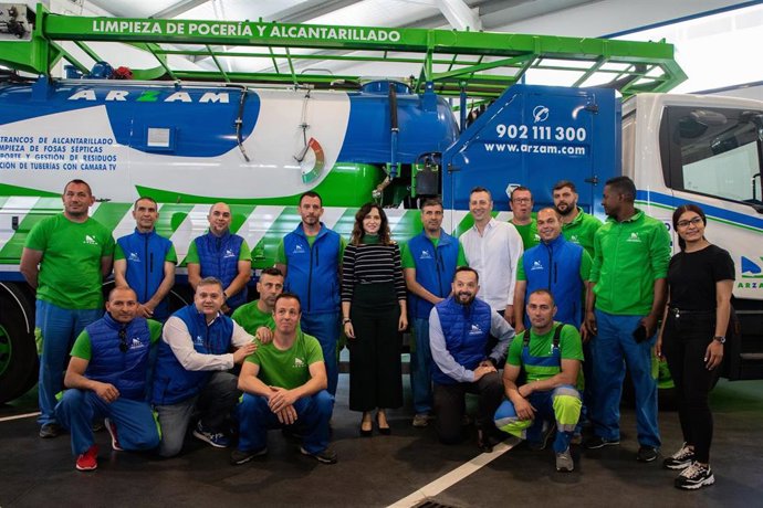 Archivo - La presidenta de la Comunidad de Madrid, Isabel Díaz Ayuso (c), durante una visita a la empresa familiar Arzam, a 17 de abril de 2024, en Guadarrama, Madrid (España).