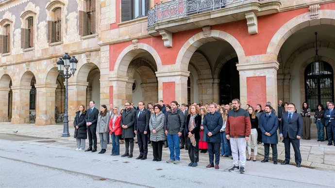 El Parlament guarda un minuto de silencio por las víctimas de los accidentes causados por el temporal en Catalunya