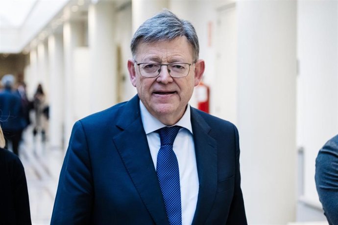 Archivo - El secretario general del PSPV-PSOE, Ximo Puig, a su llegada a una sesión plenaria en el Senado, a 20 de febrero de 2024, en Madrid (España)
