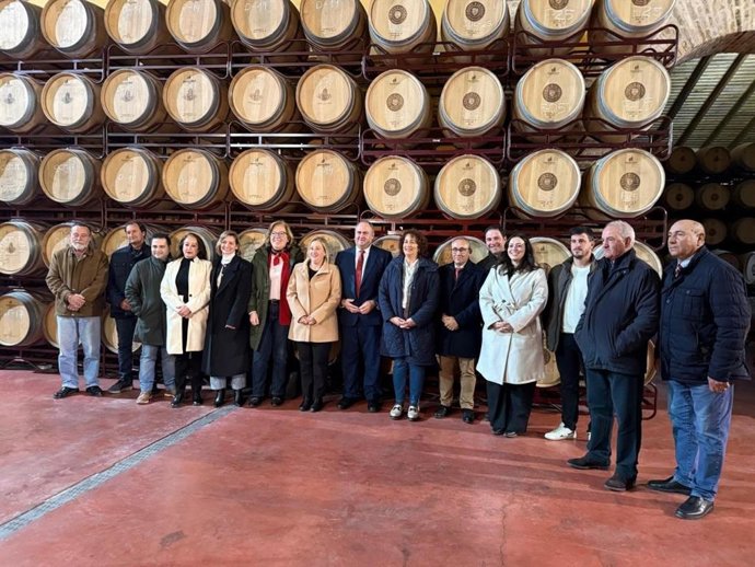 El consejero en la visita a Bodegas Cristo de la Vega, en Socuéllamos.
