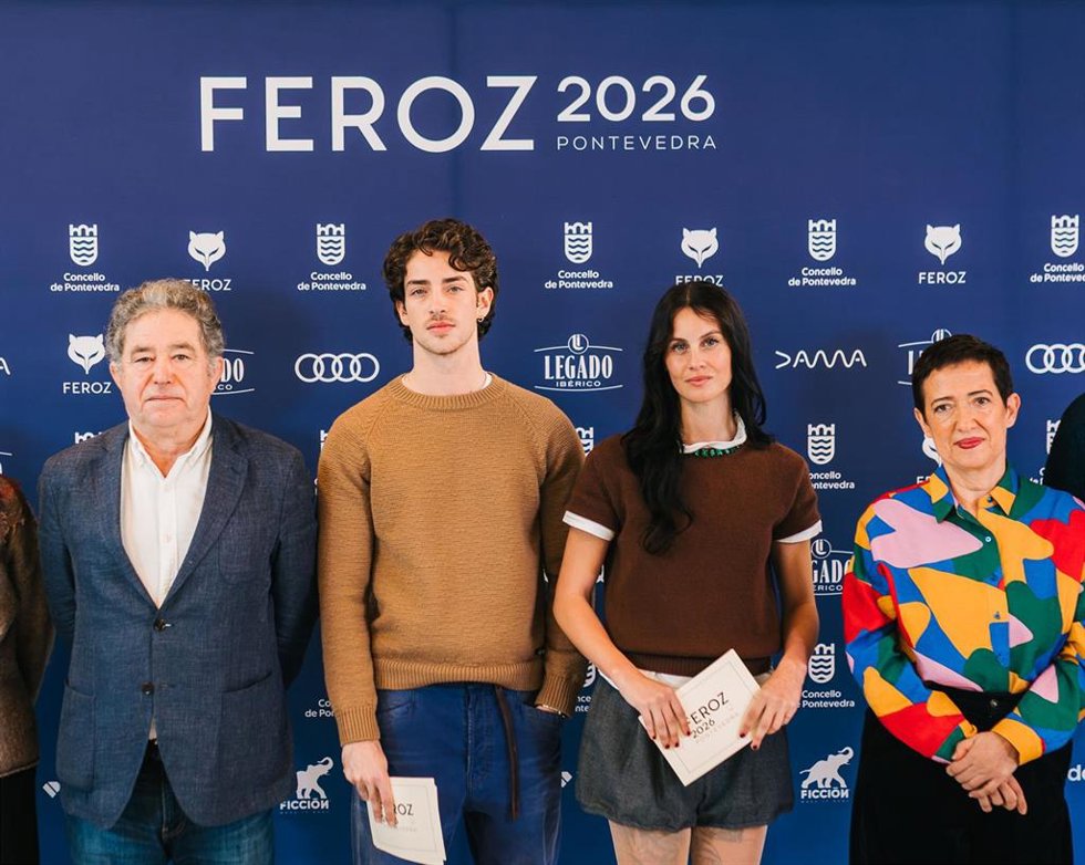 El alcalde de Pontevedra, Miguel Anxo Fernández, ; los actores Manu Ríos y Milena Smit; y la presidente de la AICE, María Guerra, durante el acto de presentación de Nominados el pasado mes de noviembre