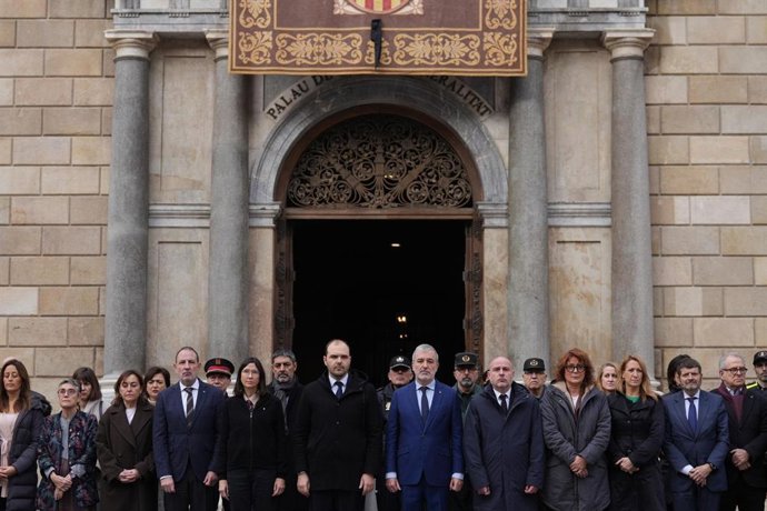 El delegado del Gobierno en Catalunya, Carlos Prieto, el conseller de la Presidencia de la Generalitat en funciones de presidente, Albert Dalmau, y el alcalde de Barcelona, encabezan un minuto de silencio por los fallecidos por el temporal