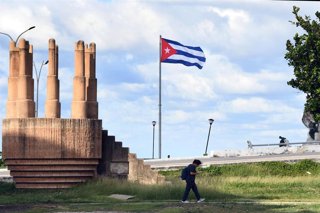 Archivo - Bandera de Cuba en una zona de La Habana. 
