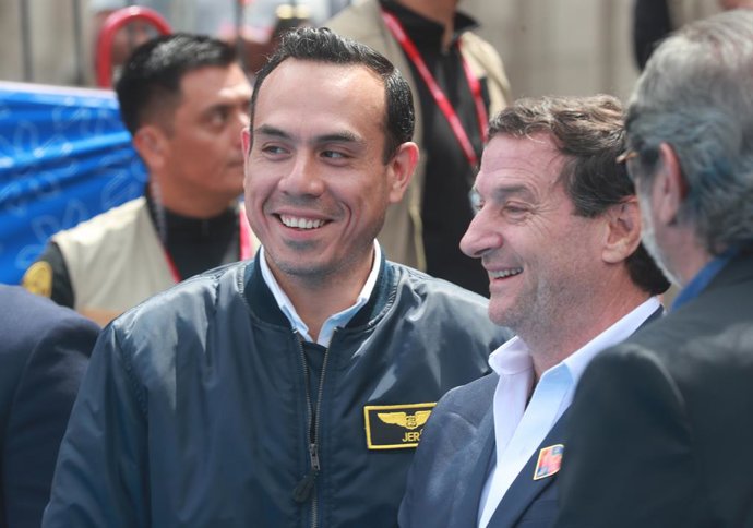 Archivo - Arquivo - 23 de novembro de 2025, Lima, PERU: O presidente do Peru, JOSE JERI (C), ao lado do prefeito de Lima, Renzo Reggiardo (R), participa de uma cerimônia no jogo dos Bolivarianos em Lima.