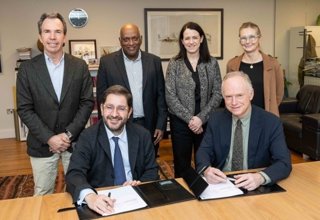 Firma de acuerdo entre Cambridge University Press & Assessment e IE University impulsan