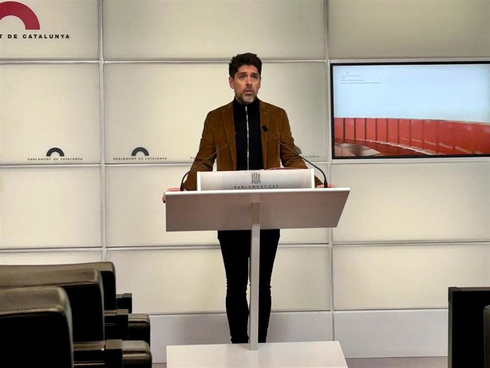 El portavoz de los Comuns en el Parlament, David Cid, durante una rueda de prensa