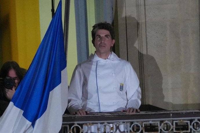 El alcalde de San Sebastián, Jon Insausti, durante la izada de la bandera de San Sebastián en la plaza de la Constitución.