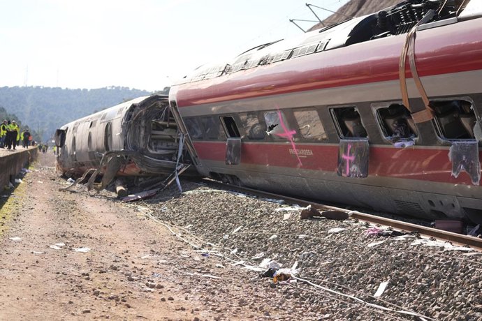 Uno de los vagones del tren de Iryo que descarriló, a 20 de enero de 2026, en Adamuz, Córdoba, Andalucía (España). El descarrilamiento de un tren de alta velocidad y la posterior colisión con otro convoy, ocurrido en la tarde de este domingo en Adamuz (Có