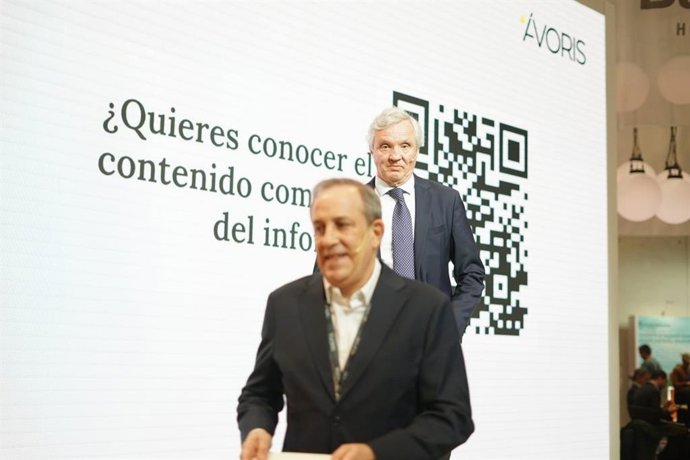 De frente, el director de Averis Insight, Juan Carlos González Martín; detrás, director de Relaciones Institucionales y Comunicación, Carlos Garrido durante la presentación del informe "Ávoris Travel Insights 2026".
