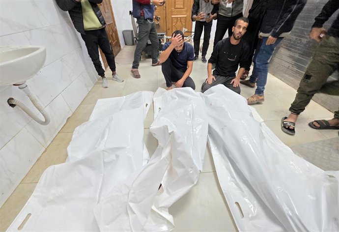 Archivo - Palestinos junto a varios muertos por ataques ejecutados en diciembre de 2025 por el Ejército de Israel contra Jan Yunis, en el sur de la Franja de Gaza, a pesar del alto el fuego en vigor desde el 10 de octubre de 2025 (archivo)