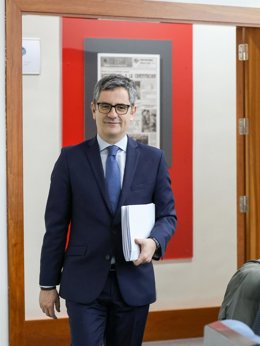 El ministro de la Presidencia, Justicia y Relaciones con las Cortes, Félix Bolaños, a su llegada a una rueda de prensa tras el Consejo de Ministros, a 13 de enero de 2026, en Madrid (España). El Consejo de Ministros ha aprobado hoy un anteproyecto de ley 