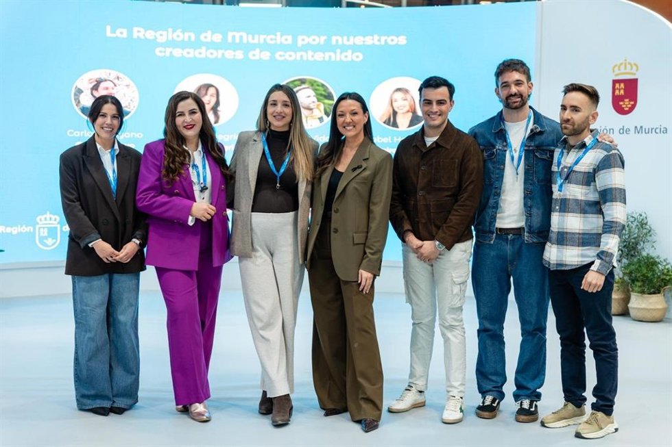 La consejera Carmen Conesa, con los creadores de contenido que difunden la imagen de la Región de Murcia