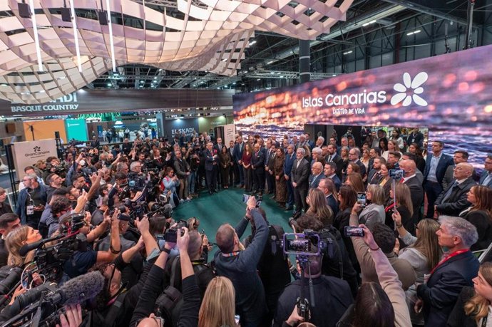 Minuto de silencio en el stand de Islas Canarias en Fitur