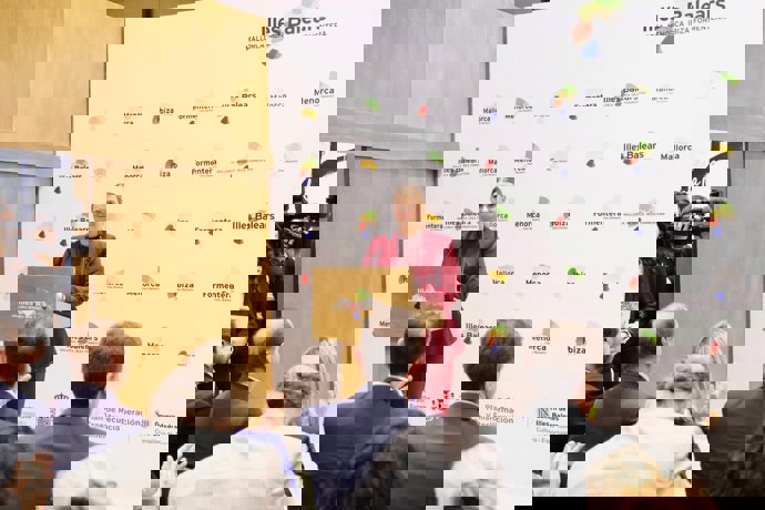 La presidenta del Govern, Marga Prohens, durante su comparecencia en Fitur. 