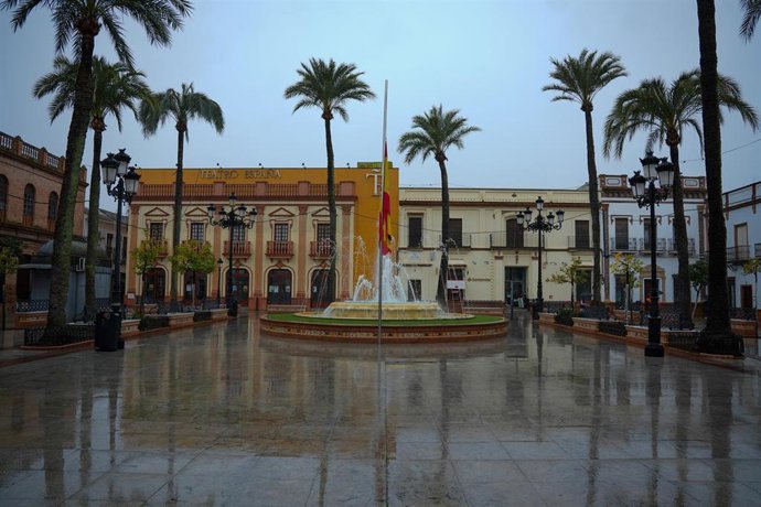Imagen de la fachada del ayuntamiento de La Palma del Condado (Huelva) con las banderas a media asta y crespones negros en señal de luto por las víctimas, dos de ellas vecinos del municipio.