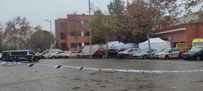 Exterior del Centro Cívico Poniente Sur de Córdoba, donde se atiende a los familiares de víctimas del siniestro ferroviario de Adamuz.