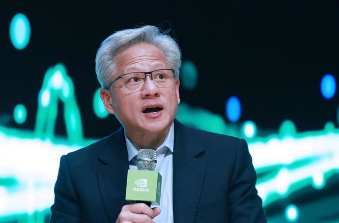 Archivo - 31 October 2025, South Korea, Gyeongju: Nvidia Corp.'s Chief Executive Officer (CEO) Jensen Huang speaks at a press conference held on the sidelines of the Asia-Pacific Economic Cooperation CEO Summit in the southeastern city of Gyeongju. Photo: