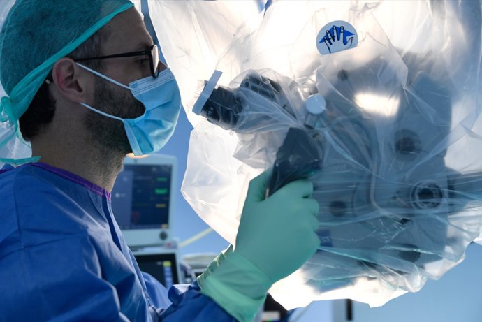 El neurocirujano del Hospital Vithas Almería, Antonio Vargas, durante una intervención.