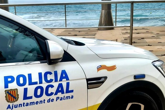 Archivo - Un vehículo de la Policía Local de Palma en la playa.