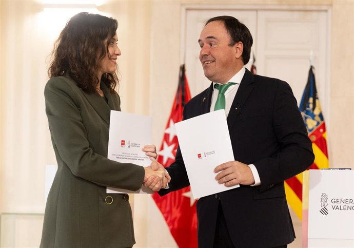 La presidenta de la Comunidad de Madrid, Isabel Díaz Ayuso, y el presidente de la Generalitat Valenciana, Juanfran Pérez Llorca, durante la firma del protocolo de colaboración entre la Comunidad de Madrid y la Comunidad Valenciana