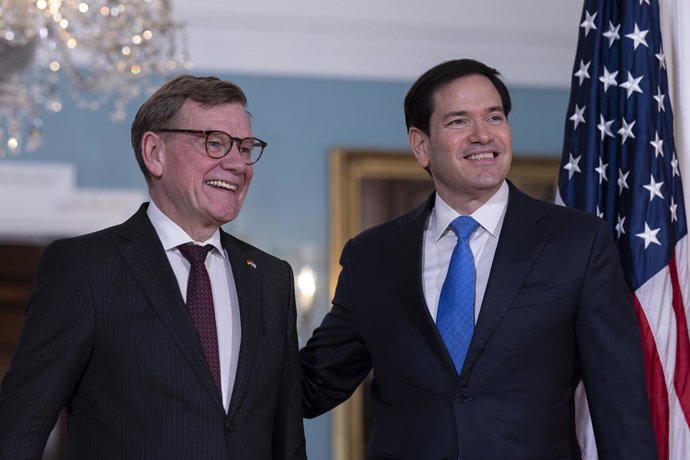 12 de janeiro de 2026, Washington, Distrito de Columbia, Estados Unidos: O secretário de Estado dos EUA, Marco Rubio (à direita), cumprimenta o ministro das Relações Exteriores da Alemanha, Johann Wadephul (à esquerda), no Departamento de Estado dos EUA, 
