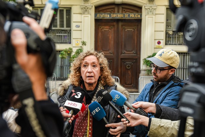 La portavoz de Esquerra Republicana de Catalunya (ERC) en el Parlament, Ester Capella, ofrece declaraciones a los medios durante una concentración para promover la declaración de la Jefatura de Policía Nacional de la Via Laietana como espacio de 