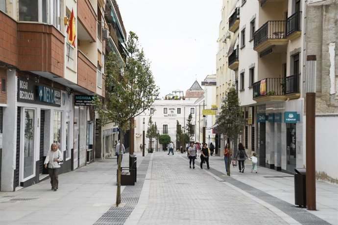 Archivo - Calle Félix Valverde Lillo de Mérida, incluida en la Zona de Bajas Emisiones.