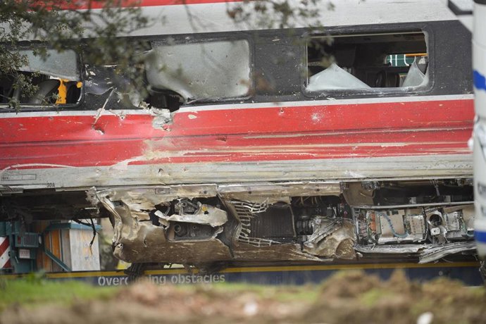 Imagen de los trabajos de rescate de los convoyes de trenes accidentados en la zona del suceso en Adamuz (Córdoba)