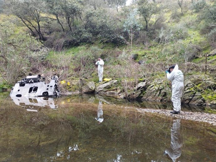 Agentes de la Guardia Civil fotografían y toman evidencias de una pieza hallada en una arroyo en la zona del accidente ferroviario en Adamuz (Córdoba)