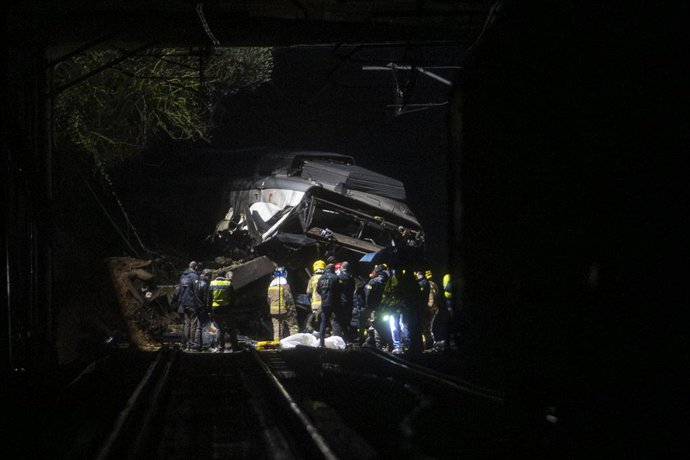 El tren accidentado, a 20 de enero de 2026, en Gelida, Barcelona, Catalunya (España). El Servei d'Emergències Mèdiques (SEM) ha confirmado el fallecimiento del maquinista al descarrilar un tren de la R4 de Rodalies tras la caída de un muro de contención y