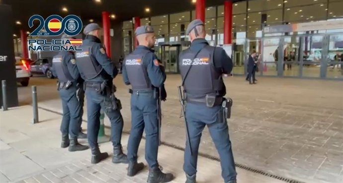 Agentes de la Policía Nacional desplegados en Ifema MAdrid para garantizar la seguridad de Fitur.