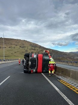 Vuelca un camión en el viaducto de Montabliz, en la A-67
