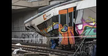 Bombers alerta de "posible inestabilidad" en la AP-7 en Gelida (Barcelona) tras el accidente de tren