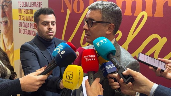 Rodríguez Hans atiende a los medios en el stand de la Diputación en Fitur.
