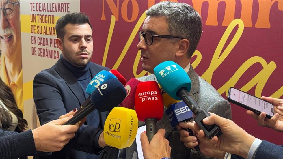 Rodríguez Hans atiende a los medios en el stand de la Diputación en Fitur.
