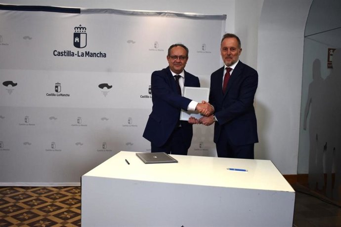 El consejero tras la firma con la multinacional estadounidense CrowdStrike .