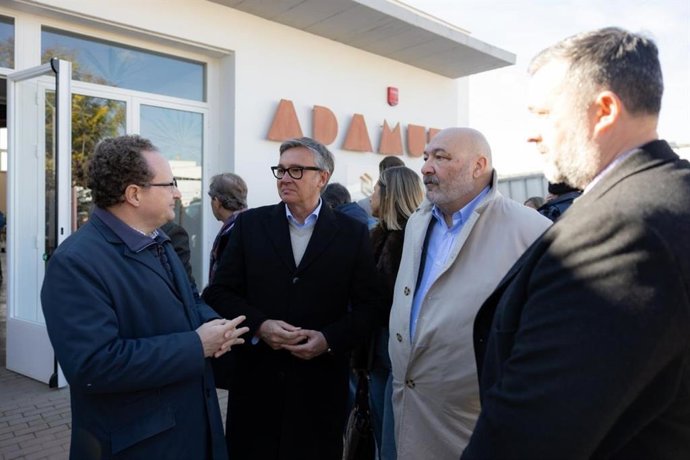 Manuel Gavira (c.), durante su visita a Adamuz (Córdoba)