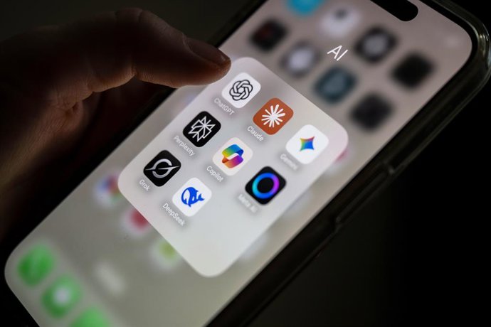 Archivo - Arquivo - ARQUIVADO - 22 de outubro de 2025, Mecklemburgo-Pomerânia Ocidental, Schwerin: Vários aplicativos de IA podem ser vistos na tela de um smartphone, incluindo ChatGPT, Claude, Gemini, Perplexity, Microsoft Copilot, Meta AI, Grok e DeepSe