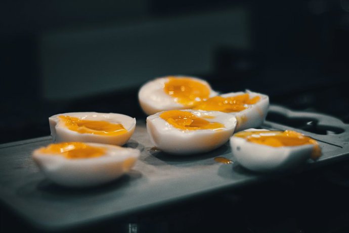 Huevos duros perfectos en freidora de aire: así se hacen sin ensuciar nada