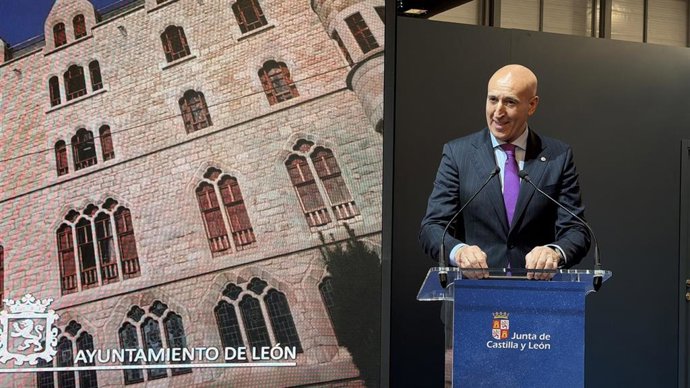 El alcalde de León, José Antonio Diez, en Fitur, donde ha presentado a 'Nonia', la nueva guía virtual que utiliza IA con fines turísticos a través de una aplicación móvil.