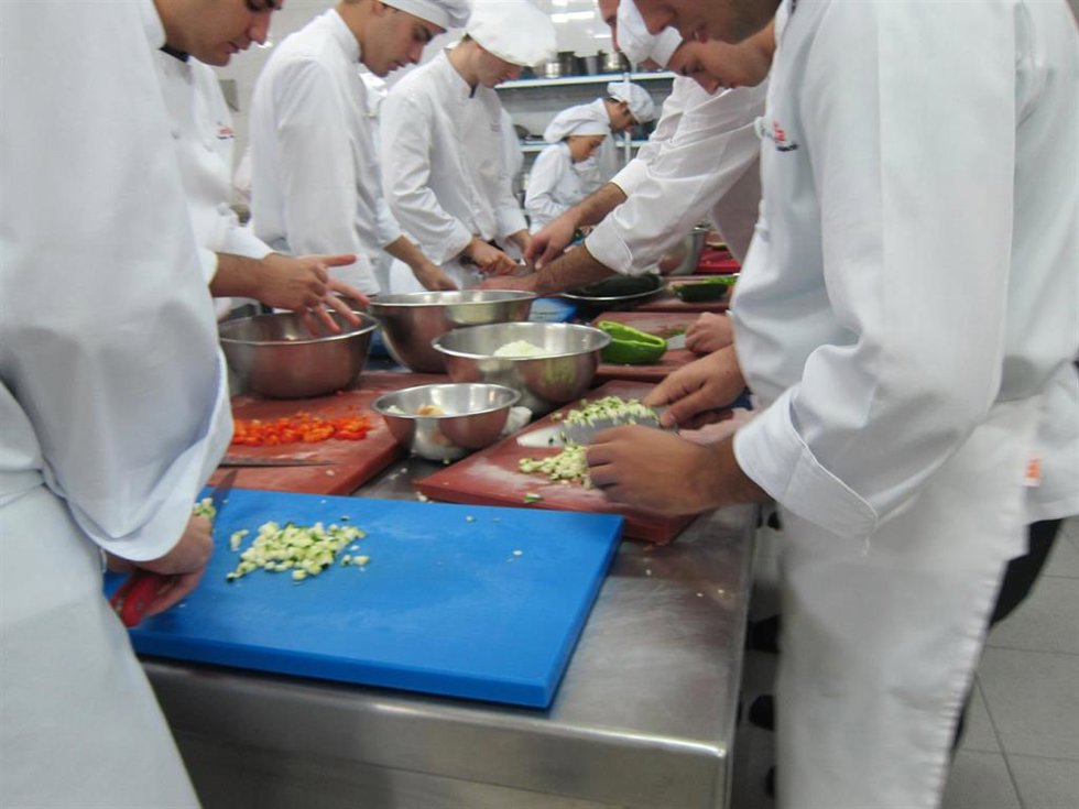 Archivo - Trabajadores en una cocina.