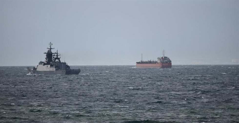 El convoy de bandera rusa vigilado por el buque 'Audaz' y el patrullero 'Centinela'.
