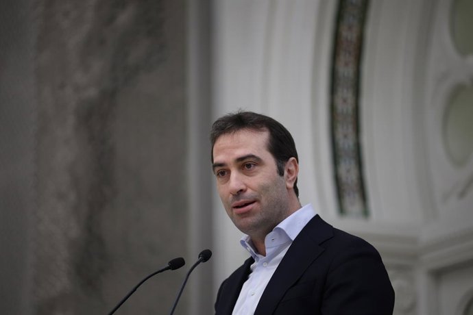 El ministro de Economía, Comercio y Empresa, Carlos Cuerpo, durante la firma del convenio de colaboración entre el Ministerio de Educación, Formación Profesional y Deportes y el Plan de Educación Financiera, en el Banco de España, a 16 de enero de 2026, e