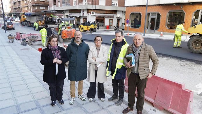 Visita del alcalde de Siero, Ángel García, a las obras de la Avenida de Oviedo.