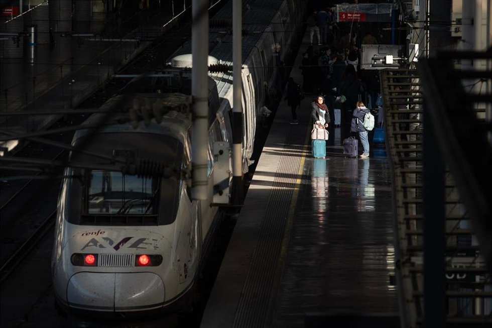 Archivo - Varias personas junto a un AVE estacionado en la estación de Atocha-Almudena Grandes
